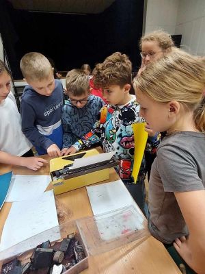 Uczniowie klas trzecich podczas warsztatów drukarskich. Uczniowie klas trzecich podczas warsztatów drukarskich.