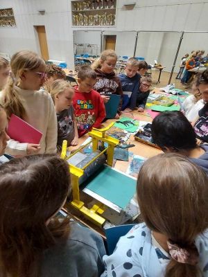 Uczniowie klas trzecich podczas warsztatów drukarskich. Uczniowie klas trzecich podczas warsztatów drukarskich.