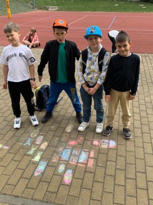 Wielkanoc w wersji kredowej – piękne rysunki dzieci zdobią chodnik Wielkanoc w wersji kredowej – piękne rysunki dzieci zdobią chodnik
