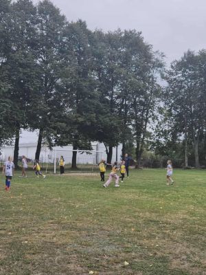 Dziewczęta z naszej szkoły w białych strojach rozgrywają mecz z rywalkami z Bratoszewic.