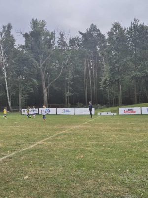 Na zdjęciu widać ducha walki i przestrzeganie zasad fair play, kt&oacute;re towarzyszyły dziewczętom przez cały turniej.