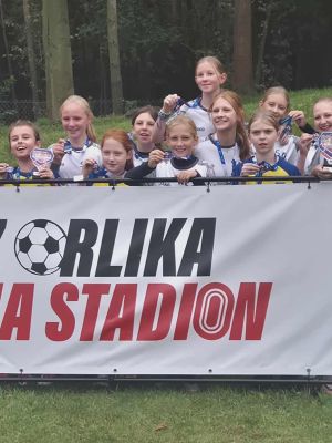 Dziewczęta z pamiątkowymi medalami z zawod&oacute;w sportowych  Z orlika na stadion. 