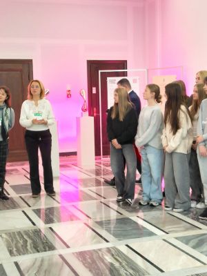 Pan senator Marcin Karpiński wita uczni&oacute;w naszej szkoły 