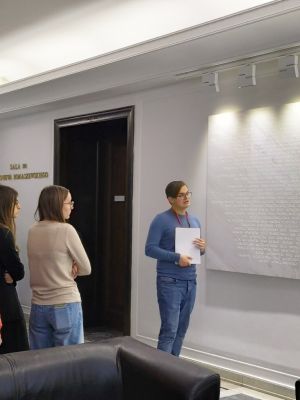 Uczniowie pod tablicą upamiętniająca poległych parlamentarzyst&oacute;w