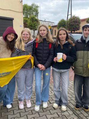 Wolontariusze Szkoły Podstawowej nr 2 w Strykowie podczas akcji „Pola Nadziei”, kweście ulicznej na rzecz zgierskiego hospicjum Wolontariusze Szkoły Podstawowej nr 2 w Strykowie podczas akcji „Pola Nadziei”, kweście ulicznej na rzecz zgierskiego hospicjum