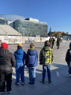 Uczniowie oglądają zmianę warty przy Grobie nieznanego Żołnierza