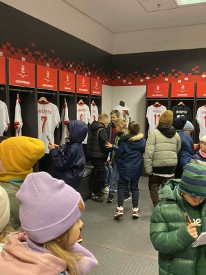 Wizyta uczni&oacute;w w szatni reprezentacji narodowej.