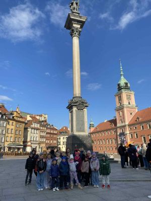 Wsp&oacute;lne zdjęcie uczni&oacute;w na Placu Zamkowym pod Kolumną Zygmunta III Wazy.