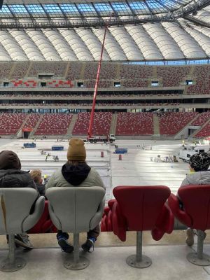 Uczniowie zasiadają na trybunach PGE Narodowego