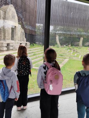 Uczniowie spacerujący alejkami zoo. Uczniowie spacerujący alejkami zoo.