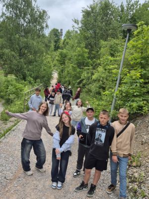 Rezerwat przyrody „Kadzielnia” to jedno z najciekawszych miejsc przyrodniczych w Kielcach, łączący walory geologiczne, krajobrazowe i rekreacyjne, które mogli poznać uczniowie podczas wycieczki. Rezerwat przyrody „Kadzielnia” to jedno z najciekawszych miejsc przyrodniczych w Kielcach, łączący walory geologiczne, krajobrazowe i rekreacyjne, które mogli poznać uczniowie podczas wycieczki.