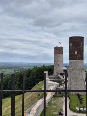 Widok z wieży strażniczej na wieże na Zamku Królewskim w Chęcninach. Widok z wieży strażniczej na wieże na Zamku Królewskim w Chęcninach.