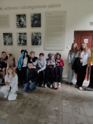 Piątoklasiści przed wejściem do Raju Piątoklasiści przed wejściem do Raju