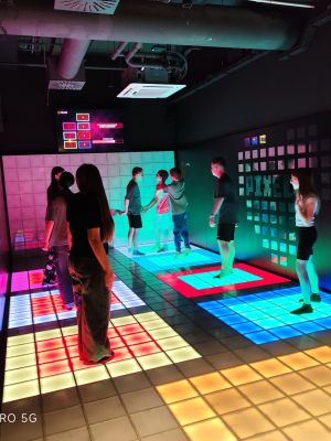 Uczniowie podczas zabawy w interaktywnej sali rozrywki PixelXL w Łodzi. 