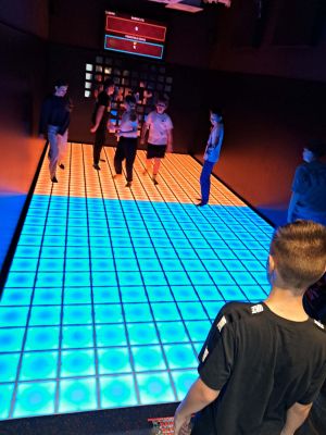 Uczniowie podczas zabawy w interaktywnej sali rozrywki PixelXL w Łodzi. 