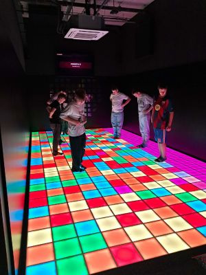 Uczniowie podczas zabawy w interaktywnej sali rozrywki PixelXL w Łodzi. 