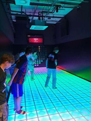 Uczniowie podczas zabawy w interaktywnej sali rozrywki PixelXL w Łodzi. 