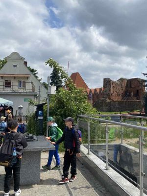 Oglądanie ruin toruńskiego zamku krzyżackiego Oglądanie ruin toruńskiego zamku krzyżackiego