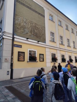 Uczniowie podziwiają niezwykłe detale architektoniczne na murach Muzeum Archeologicznego w Poznaniu.