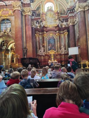 Trzecioklasiści podczas zwiedzania barokowej Fary Poznańskiej &ndash; podziwiamy jej piękne wnętrza i wyjątkową architekturę.