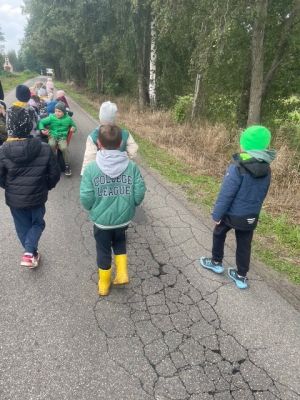 Przejażdżka małym wozem uczni&oacute;w.