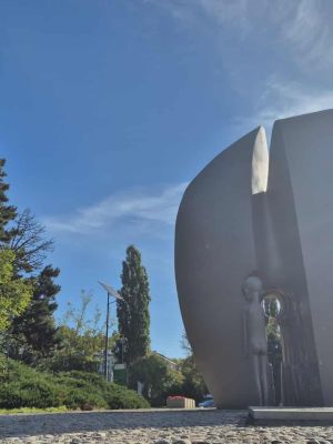 Pomnik Martyrologii Dzieci, tzw. Pęknięte Serce w Łodzi.