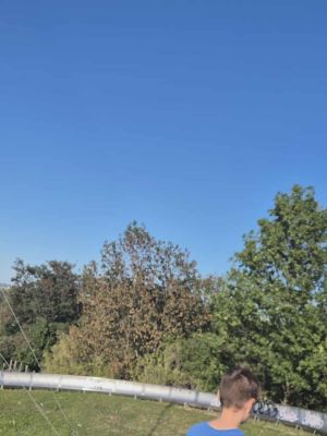 Podziwianie panoramy Łodzi na Rudzkiej G&oacute;rze.