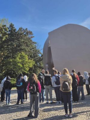 Poznanie historii Pomnika Martyrologii Dzieci, tzw. Pękniętego Serca.