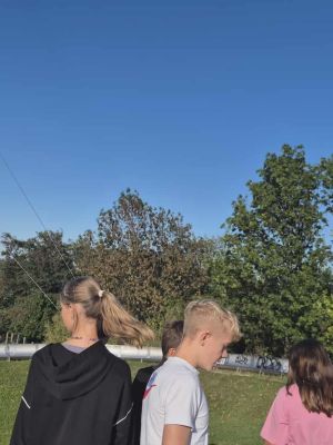 Wspięcie się na Rudzką G&oacute;rę, gdzie uczniowie podziwiali panoramę Łodzi oraz tor saneczkowy.