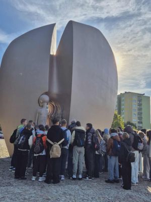 Minuta ciszy dla upamiętnienia więzionych i zamordowanych dzieci przy Pomniku Martyrologii Dzieci, tzw. Pękniętego Serca.