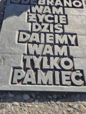 Tablica z treścią  ODEBRANO WAM ŻYCIE DZIŚ DAJEMY WAM TYLKO PAMIĘĆprzy pomniku tzw.Pękniętego Serca.