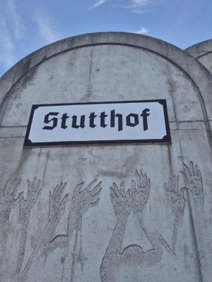 Jedna z tablic na Stacji Radegast &ndash; symbolicznego miejsca upamiętniającego ofiary Holokaustu.