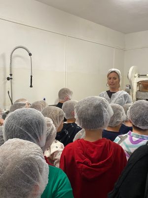 Uczniowie klas drugich w hali produkcyjnej w Milanówku Uczniowie klas drugich w hali produkcyjnej w Milanówku