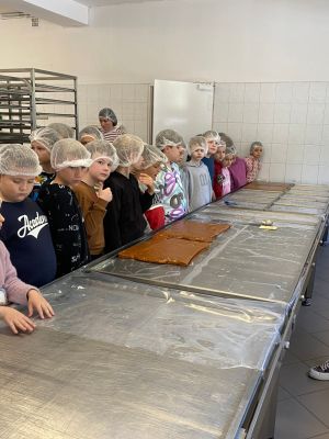 Uczniowie klas drugich w hali produkcyjnej w Milanówku Uczniowie klas drugich w hali produkcyjnej w Milanówku