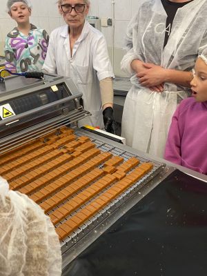 Uczniowie klas drugich obserwują proces produkcji cukierków Uczniowie klas drugich obserwują proces produkcji cukierków