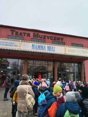 Uczniowie klas drugich przed wejściem do Teatru Muzycznego w Łodzi, tuż przed rozpoczęciem spektaklu Madagaskar.
