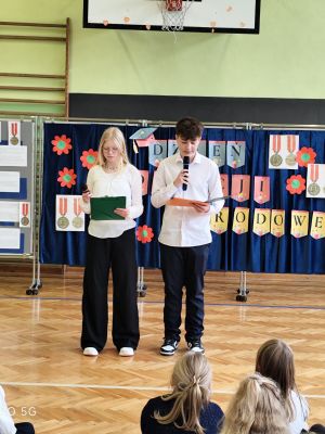 Recytacja wiersza przez wybranych uczni&oacute;w.