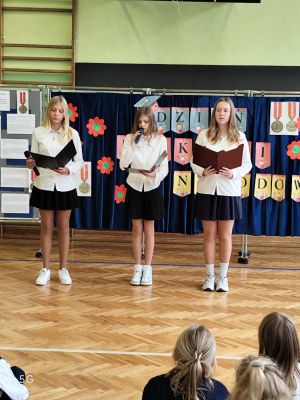 Uczennice opowiadają o genezie utworzenia Dnia Komisji Edukacji Narodowej.