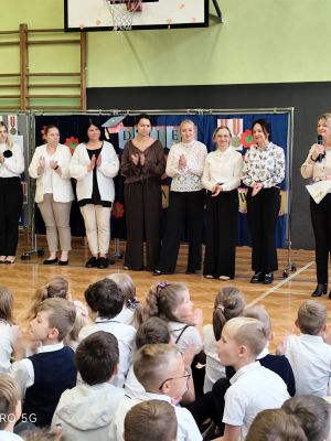 Pani Dyrektor wręcza nagrody wyr&oacute;żnionym nauczycielom.