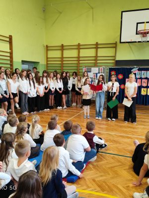 Uczennice składają życzenia gronu pedagogicznemu.