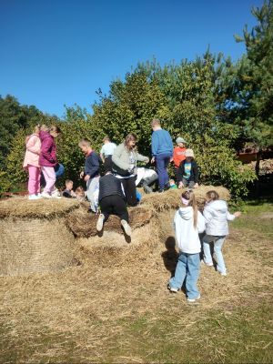 Trzecioklasiści podczas zabaw na świeżym powietrzu