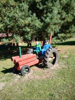 Trzecioklasiści podczas zabaw na świeżym powietrzu