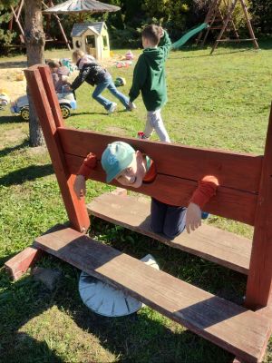 Trzecioklasiści podczas zabaw na świeżym powietrzu