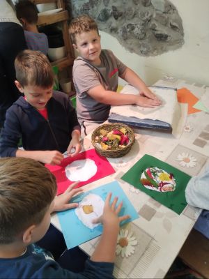  Uczniowie klas trzecich wytwarzają i ozdabiają papier czerpany.