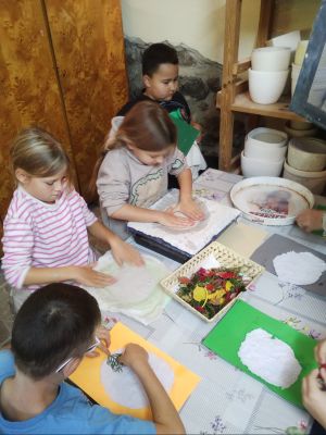  Uczniowie klas trzecich wytwarzają i ozdabiają papier czerpany.