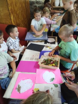  Uczniowie klas trzecich wytwarzają i ozdabiają papier czerpany.