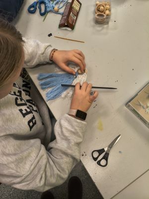 Uczestnicy warsztat&oacute;w mieli okazję poznać technikę makramy.