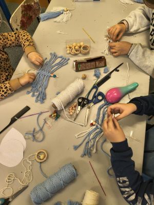 Uczestnicy warsztat&oacute;w mieli okazję poznać technikę makramy.