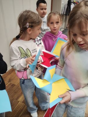 Wspolne zdjecie pani bibliotekarki i uczniow z wykonanymi wiatraczkami Wspolne zdjecie pani bibliotekarki i uczniow z wykonanymi wiatraczkami
