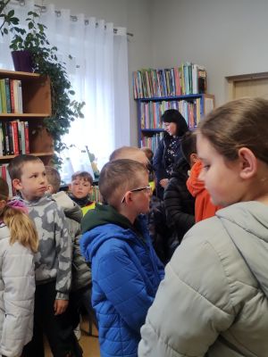 Uczniowie klasy II b z wizytą w bibliotece Uczniowie klasy II b z wizytą w bibliotece